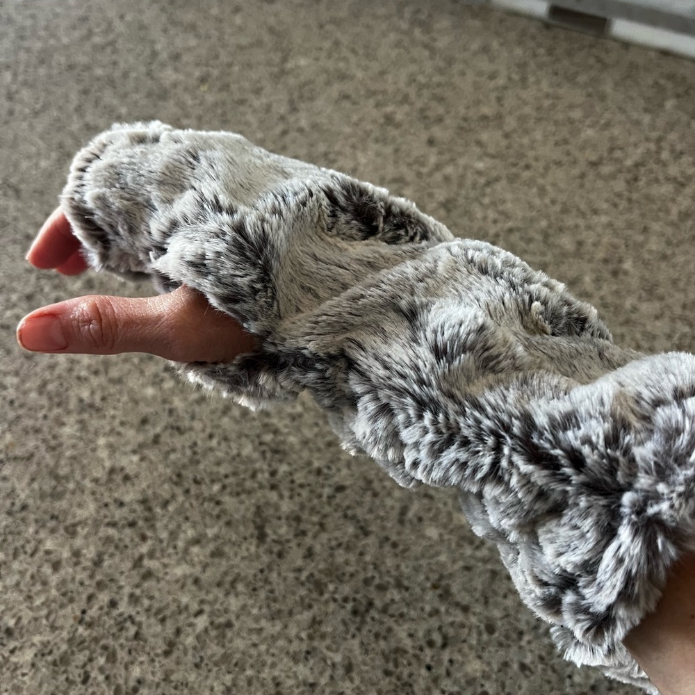 Dana Hockett Faux Fur fingerless mittens in Gray and Cream - Picture 2 of 2